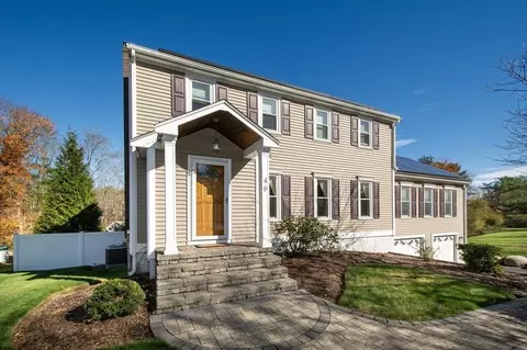 46 Bay Path Ln, Rockland, MA 02370