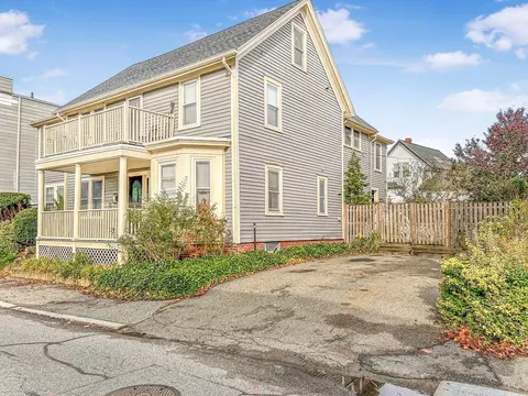 35 Bow St, Beverly, MA 01915 photo 2