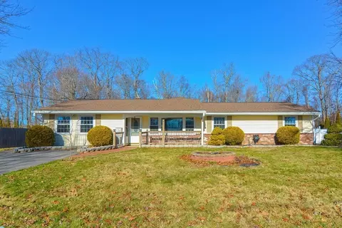 136 Dagmar Dr, Brockton, MA 02302