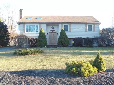10 Hubbard Ln, Bridgewater, MA 02324