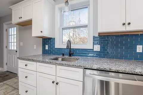 81 Eleventh St, Wareham, MA 02558 photo 2