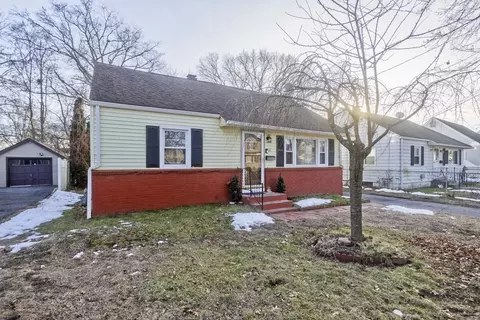 33 Campechi St, Springfield, MA 01104