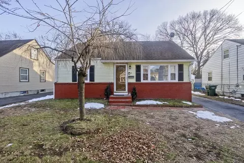 33 Campechi St, Springfield, MA 01104 photo 2
