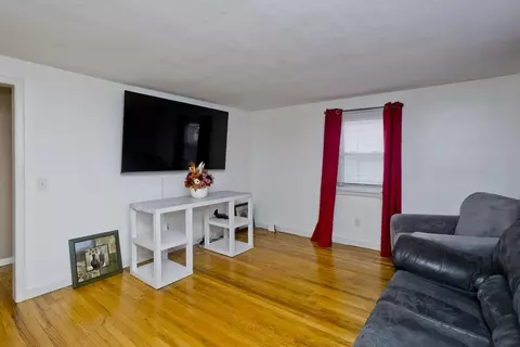 33 Campechi St, Springfield, MA 01104 photo 7