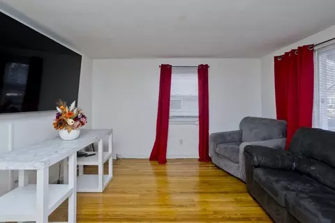 33 Campechi St, Springfield, MA 01104 photo 5
