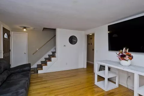33 Campechi St, Springfield, MA 01104 photo 4