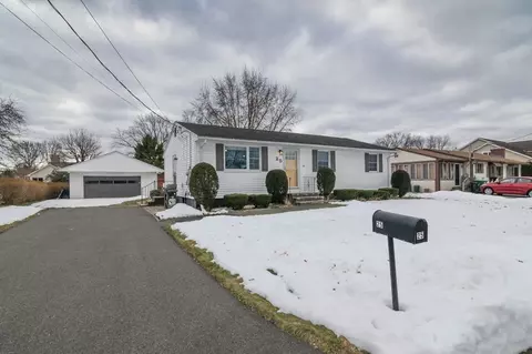 25 Freedom St, Chicopee, MA 01013