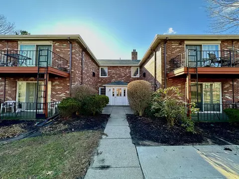 37 Fountain Ln #14, Weymouth, MA 02190
