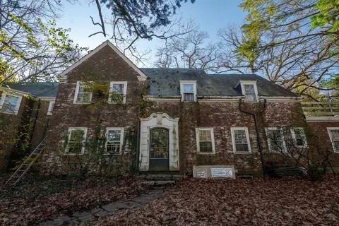 320 Woodland Rd, Chestnut Hill, MA 02467