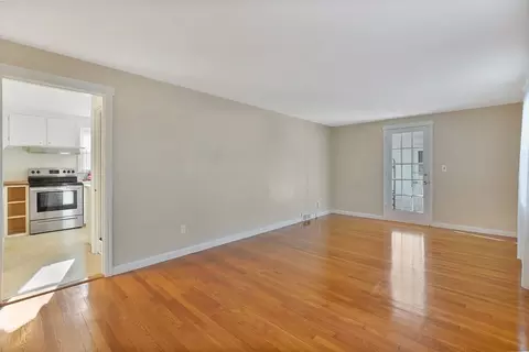 25 Mayflower Rd, Springfield, MA 01118 photo 2