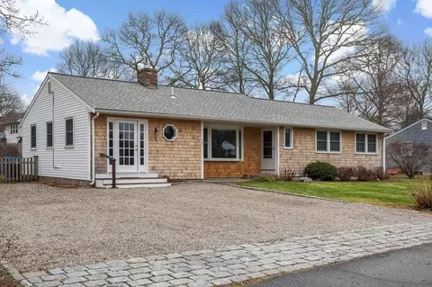 13 Half Moon Cir, Falmouth, MA 02536