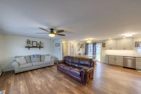 678 Pendleton Ave, Chicopee, MA 01020 photo 9