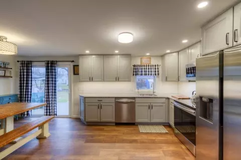 678 Pendleton Ave, Chicopee, MA 01020 photo 3