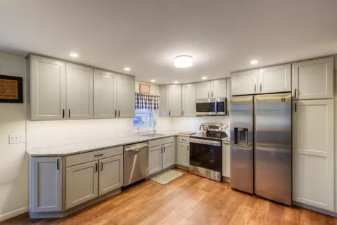 678 Pendleton Ave, Chicopee, MA 01020 photo 4