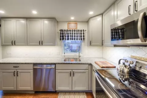678 Pendleton Ave, Chicopee, MA 01020 photo 6