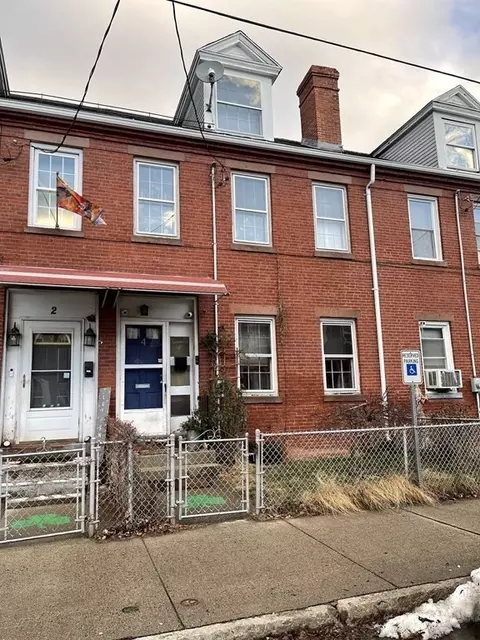 4 Center St, Holyoke, MA 01040