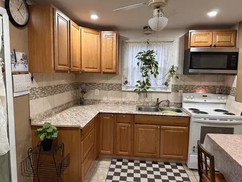 1 Bauer St, Worcester, MA 01603 photo 4
