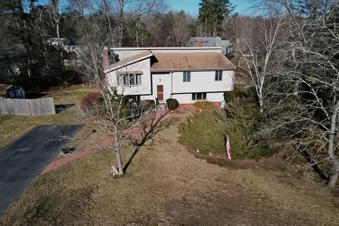 35 Dundee Dr, Bridgewater, MA 02324