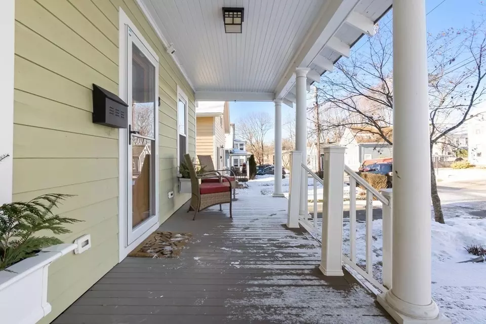 8 Perkins St, Amesbury, MA 01913 | 39 Photos - Movoto