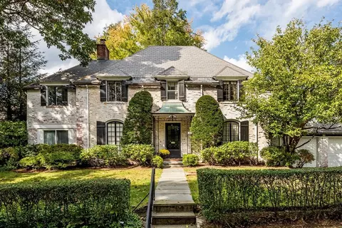 111 Hammondswood Rd, Chestnut Hill, MA 02467
