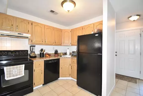 555 Russell Rd #E32, Westfield, MA 01085