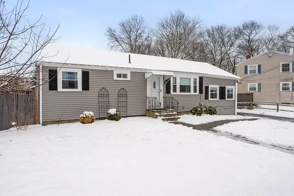 81 W Lake Dr, Weymouth, MA 02189 22 Photos Movoto