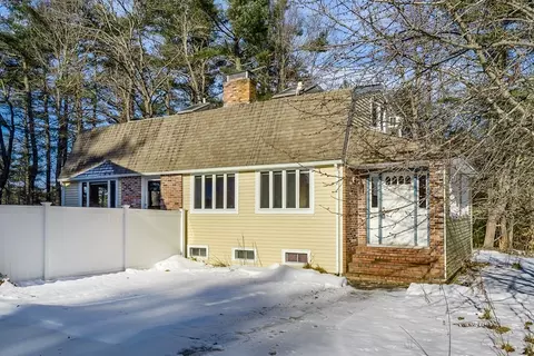 28 Abenaki St, Hubbardston, MA 01452