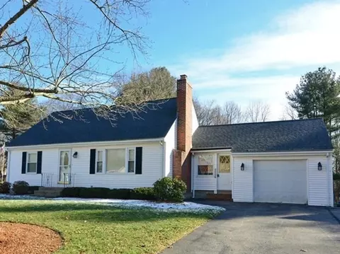 44 Everett St, Franklin, MA 02038