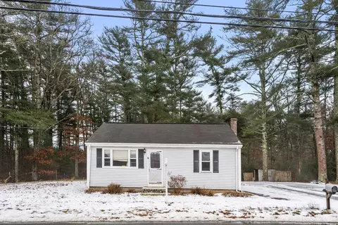 428 Marys Pond Rd, Rochester, MA 02770