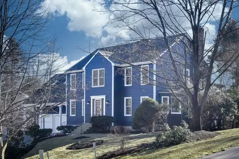 10 Lamplight Cir, Natick, MA 01760