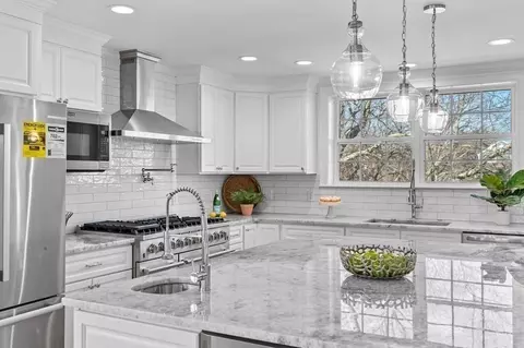 Kitchen - 33 Warfield Ave, Hull, MA 02045 photo 4 of 6