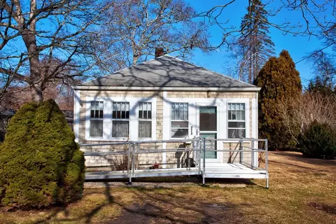 17 Lt Hauser Ln, Falmouth, MA 02540