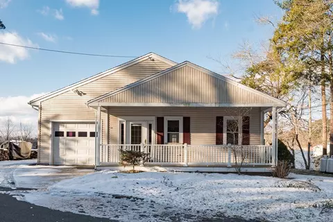 30 Holmes St, Halifax, MA 02338