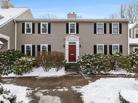 617 Washington St #103, Wellesley, MA 02482