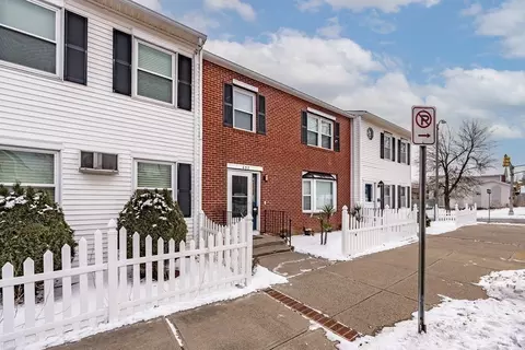 492 Maple St #492, Holyoke, MA 01040