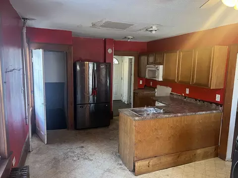 126 Benton St, Springfield, MA 01109 photo 2
