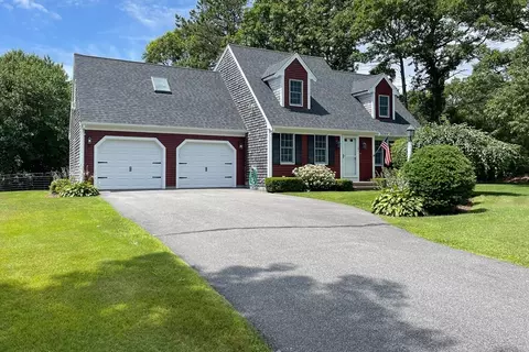 27 Thornberry Cir, Mashpee, MA 02649