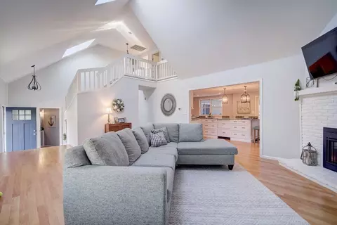 Living - 187 Union St, Hingham, MA 02043 photo 3 of 4
