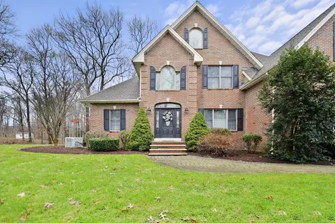 41 Richard Cir, Seekonk, MA 02771