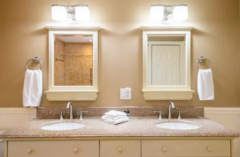 Bath - 5 Colonial Rd, Beverly, MA 01915 photo 2 of 5