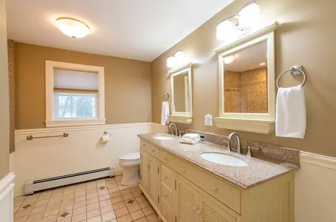 Bath - 5 Colonial Rd, Beverly, MA 01915 photo 1 of 5