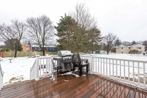 Exterior - 5 Colonial Rd, Beverly, MA 01915 photo 5 of 7