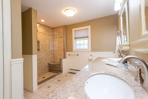 Bath - 5 Colonial Rd, Beverly, MA 01915 photo 4 of 5