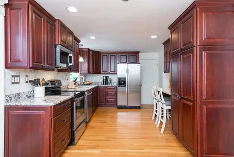 Kitchen - 5 Colonial Rd, Beverly, MA 01915 photo 2 of 5