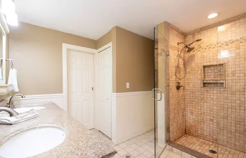 Bath - 5 Colonial Rd, Beverly, MA 01915 photo 3 of 5