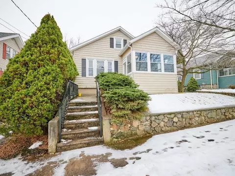 16 Newcastle Rd, Peabody, MA 01960