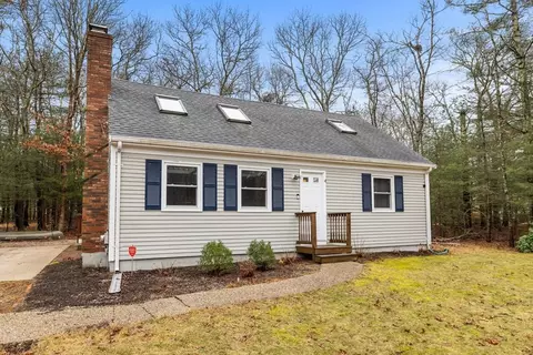 4 Edgewater W Dr, Falmouth, MA 02536
