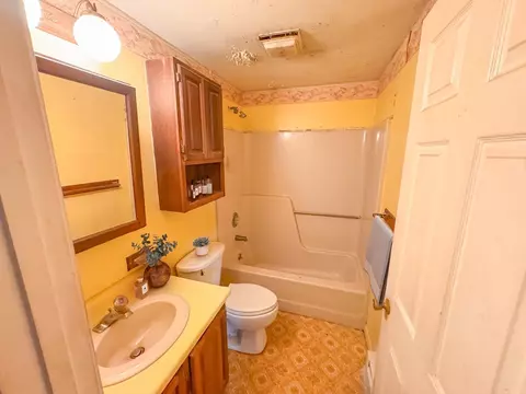 Bath - 470 Estherbrook Ave, Dighton, MA 02715 photo 1 of 2