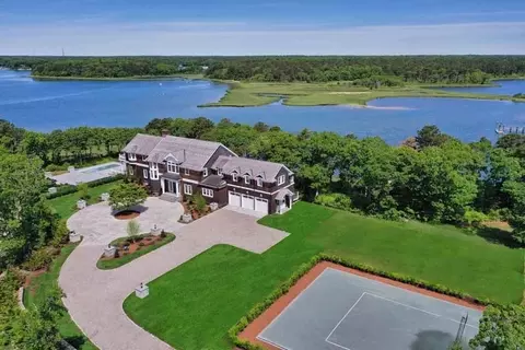 160 Peppercorn Ln, Barnstable, MA 02635