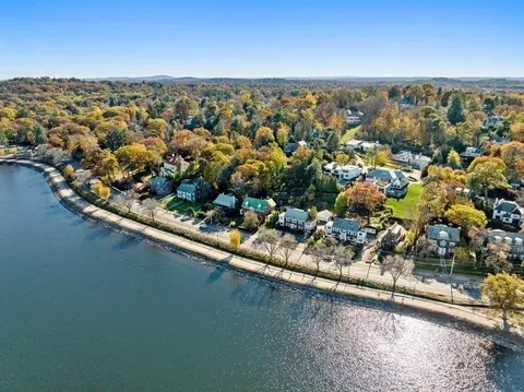 78 Beacon St, Chestnut Hill, MA 02467